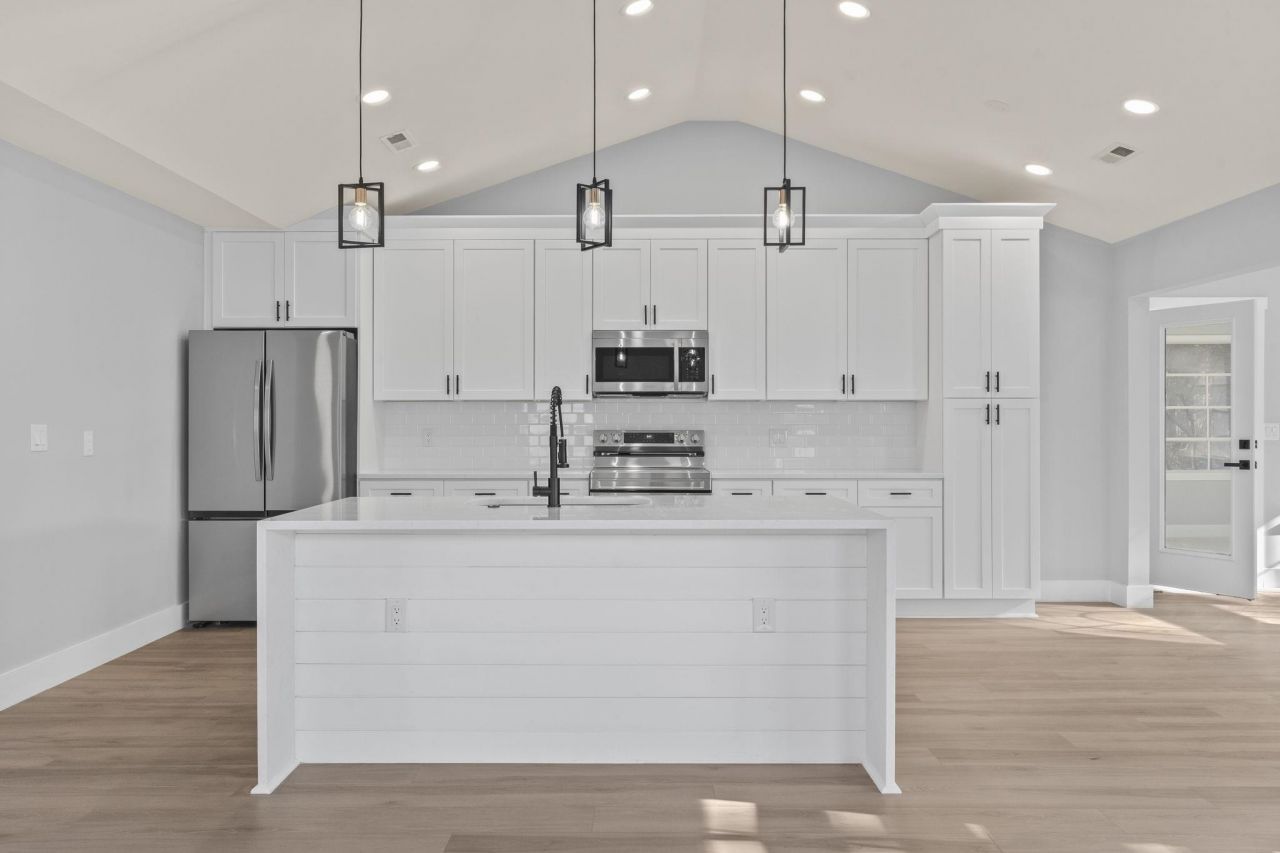 653 Kindred Dr. Photo 29