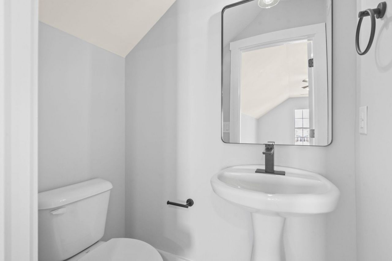 653 Kindred Dr. Photo 31