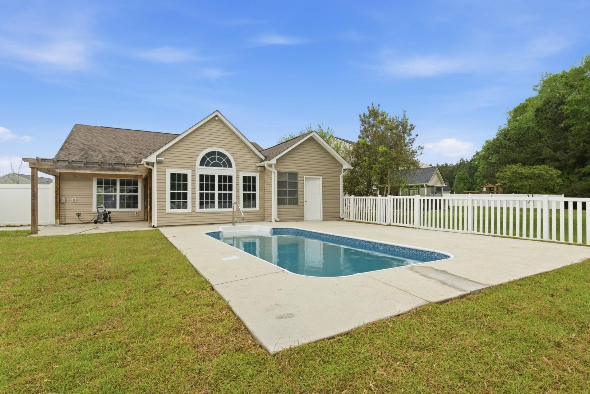 653 Kindred Dr. Photo 45