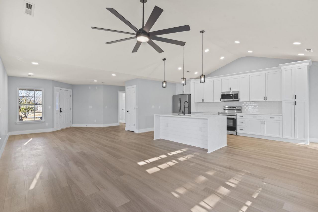 653 Kindred Dr. Photo 6