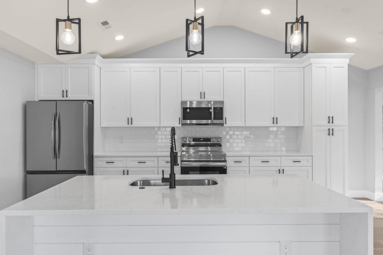 653 Kindred Dr. Photo 7