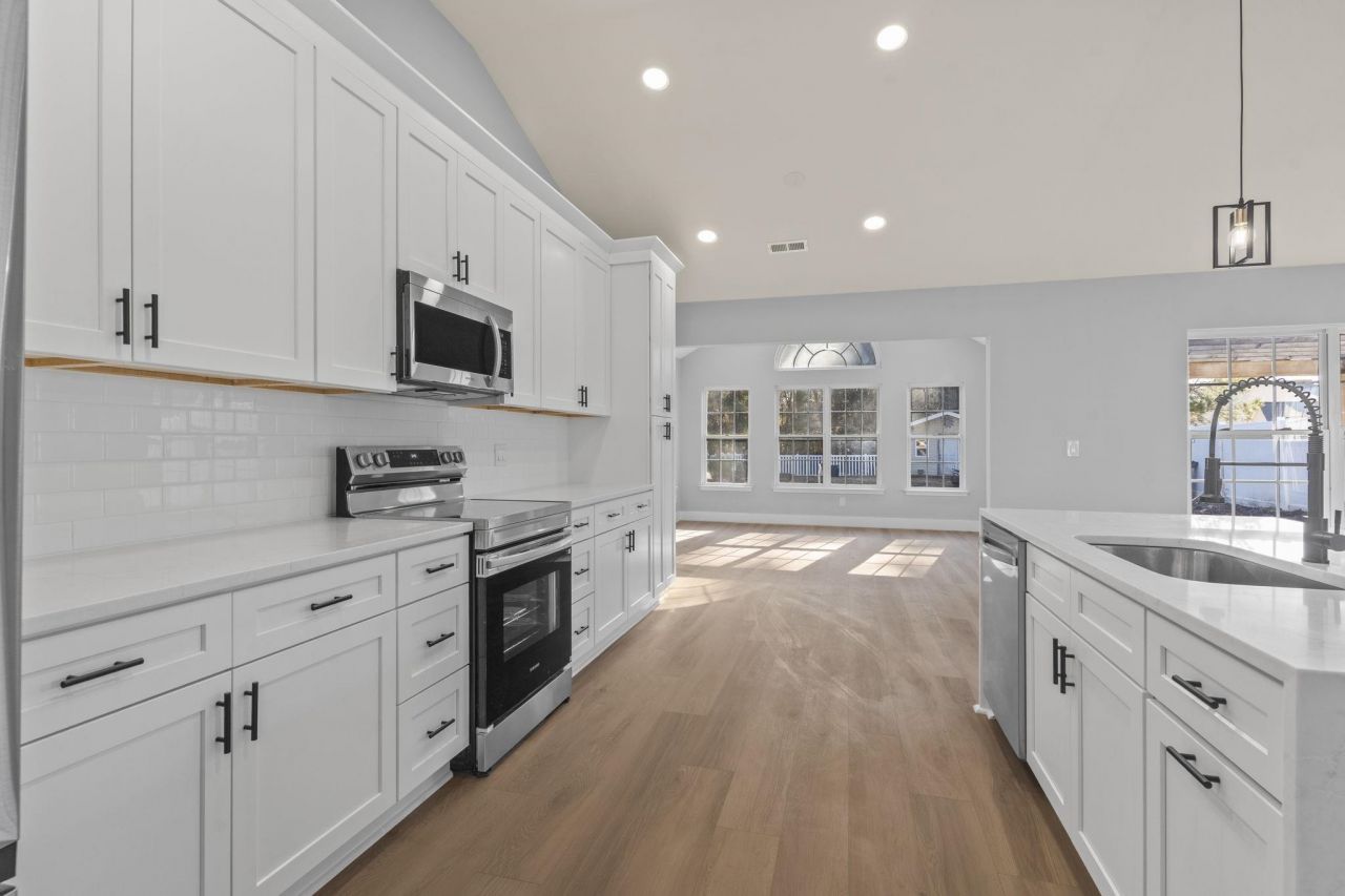 653 Kindred Dr. Photo 8