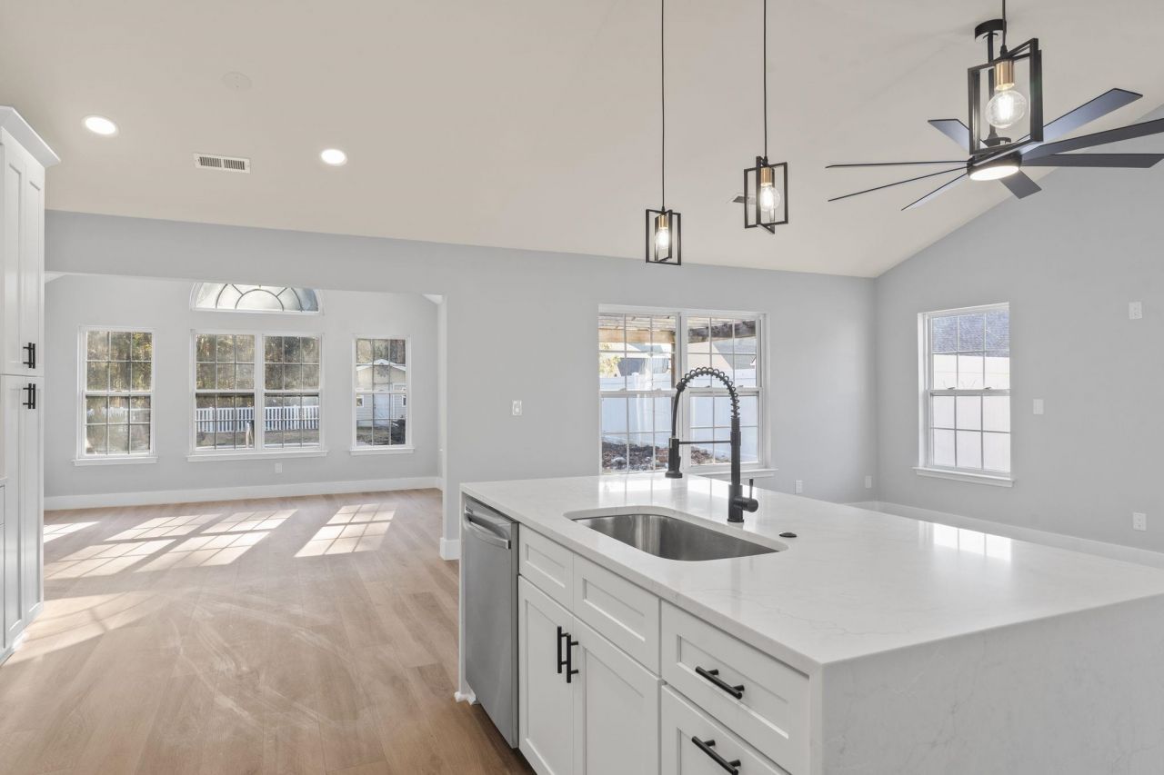 653 Kindred Dr. Photo 9