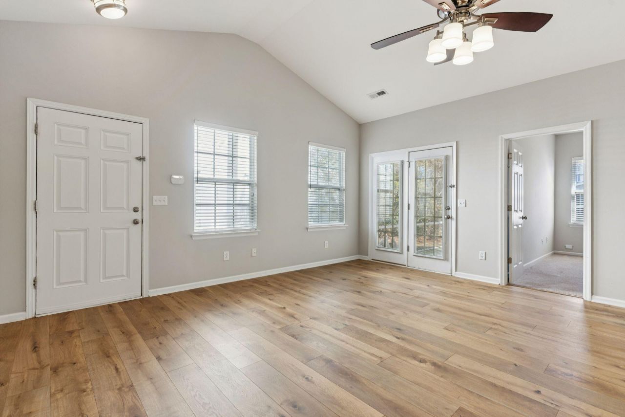 222 Xavier Street Photo 7