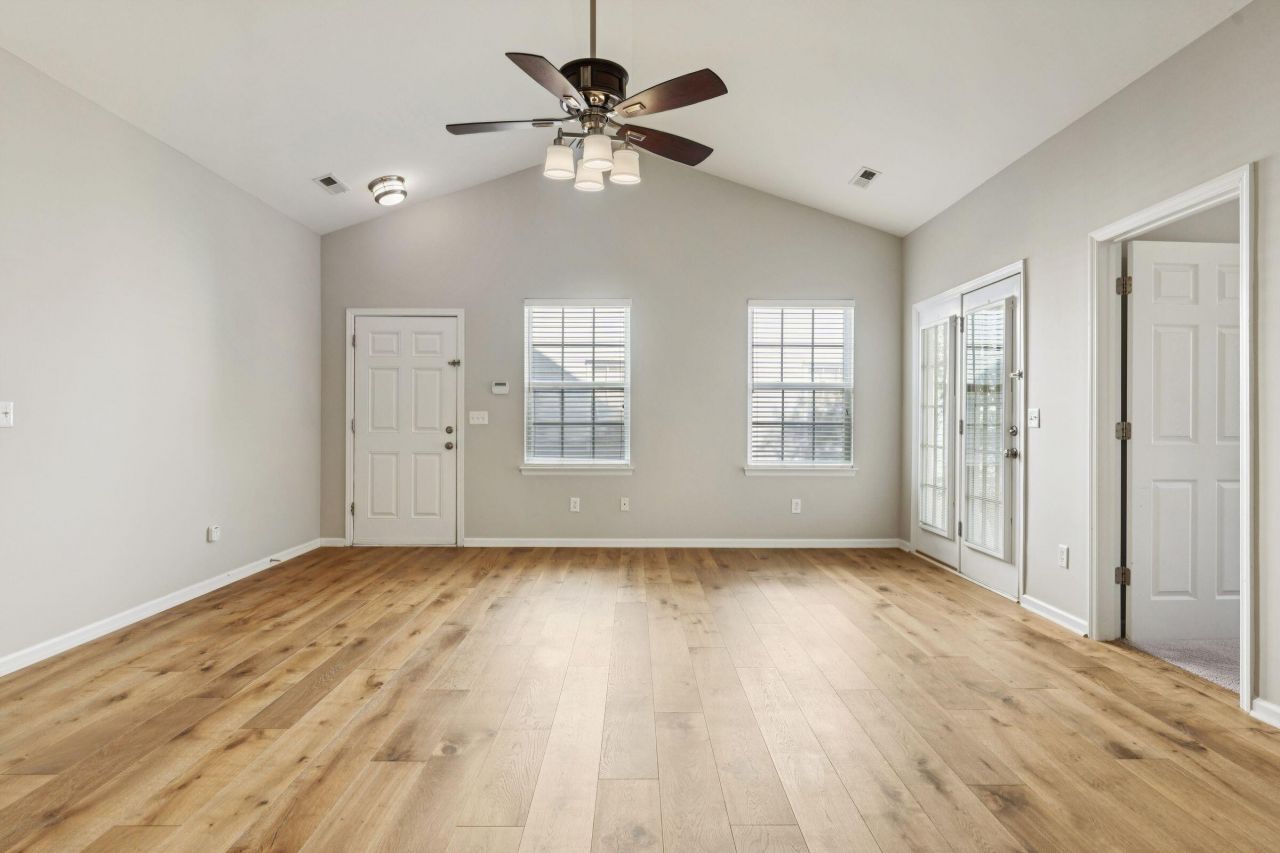 222 Xavier Street Photo 9