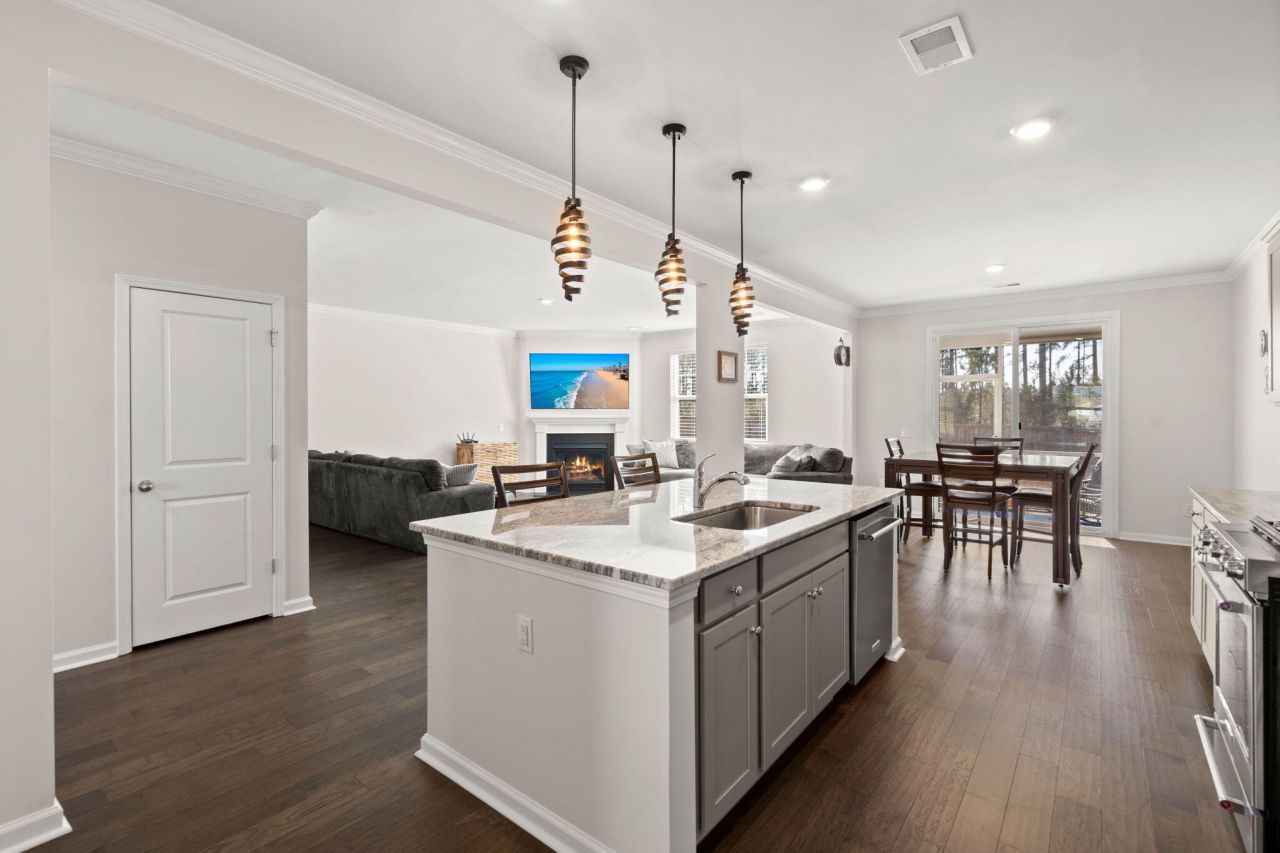 648 Chigwell Springs Lane Photo 13