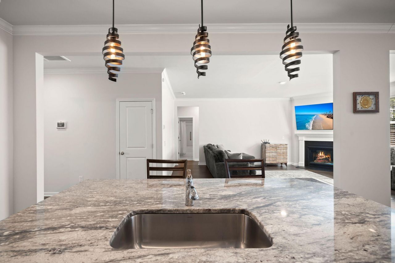 648 Chigwell Springs Lane Photo 14