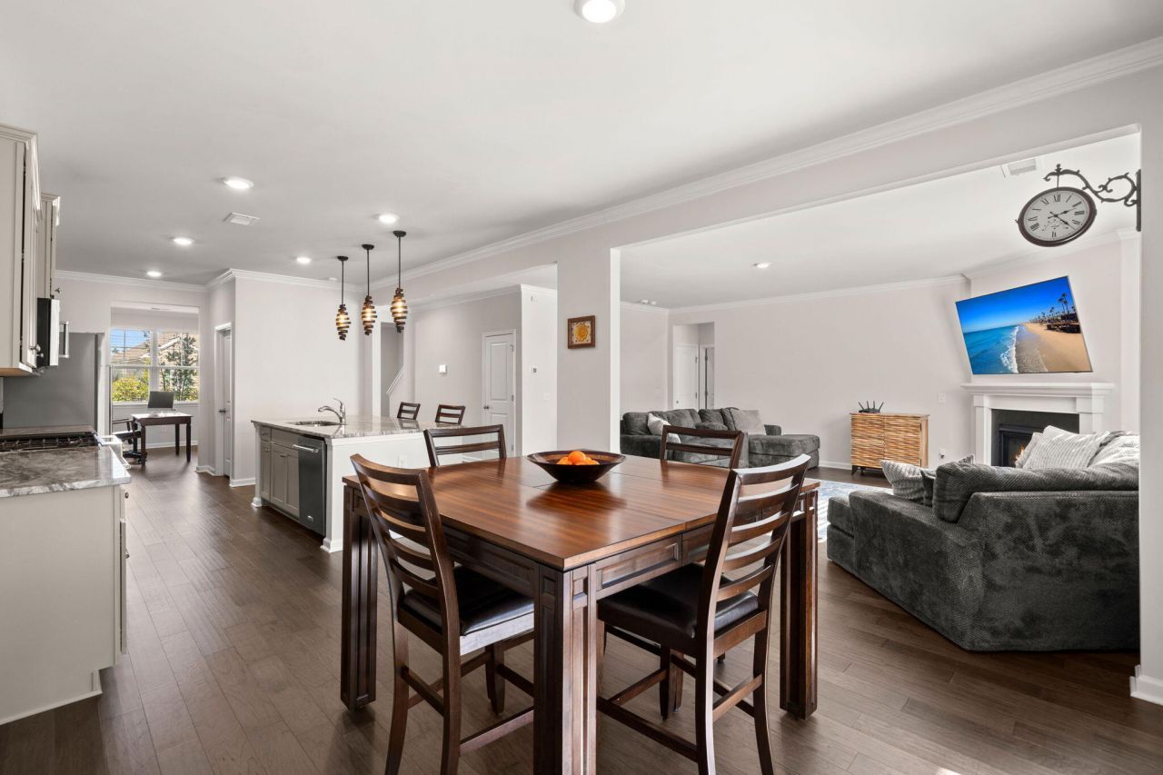 648 Chigwell Springs Lane Photo 17