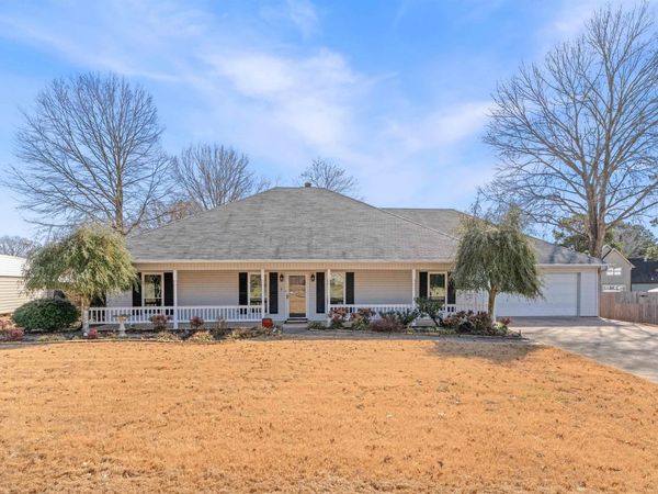 1 Club Ct, Jacksonville, AR 72076