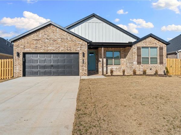 1910 Farmer Street , Pea Ridge, AR 72751