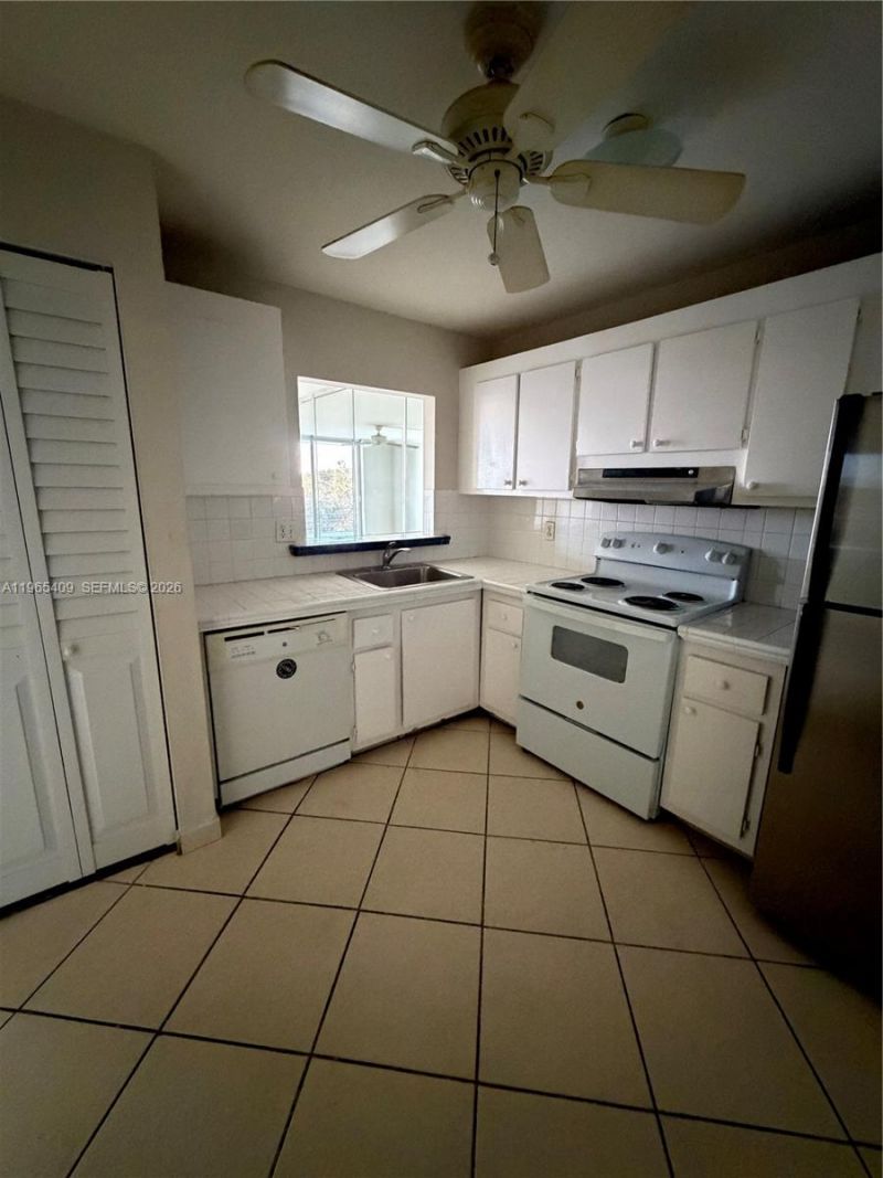 1830 Dixieanna St, Unit 406, Hollywood, FL 33020 Photo