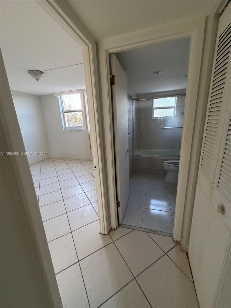 1830 Dixieanna St, Unit 406, Hollywood, FL 33020 Photo