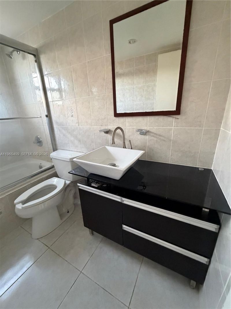 1830 Dixieanna St, Unit 406, Hollywood, FL 33020 Photo