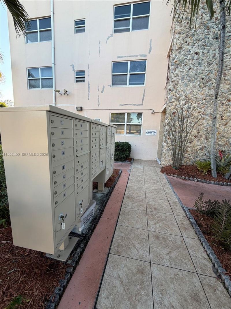 1830 Dixieanna St, Unit 406, Hollywood, FL 33020 Photo