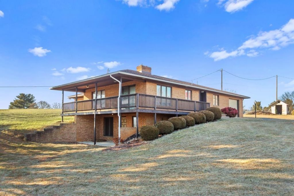 153 Sylvan Dr, Stuarts Draft, VA 24477 Main Photo