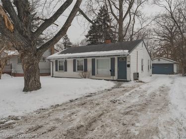 694 Emerson Avenue, Pontiac, MI 48340