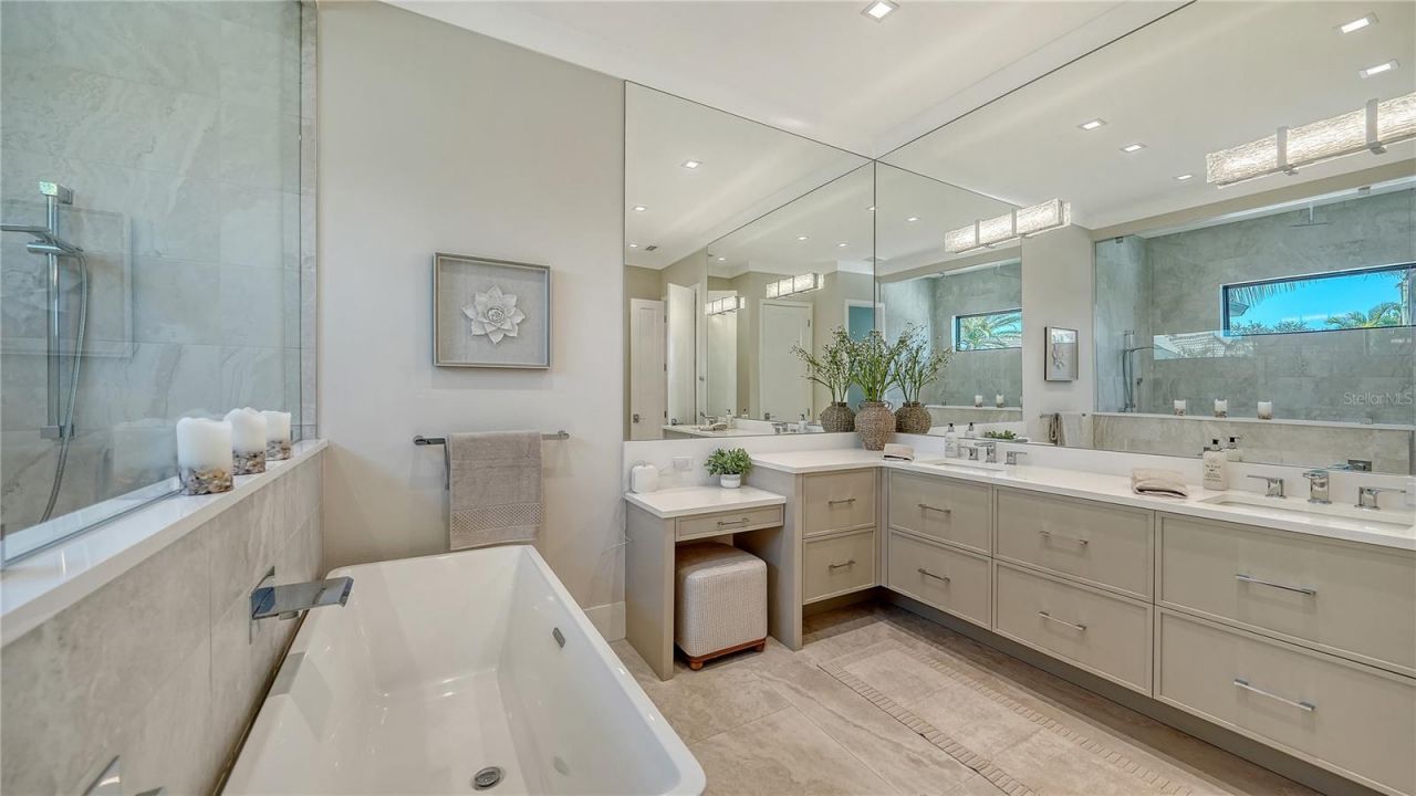 575 S Spoonbill Drive, Sarasota, FL 34236 Photo