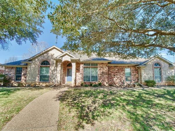 717 Oakmont Drive, Hewitt, TX 76643