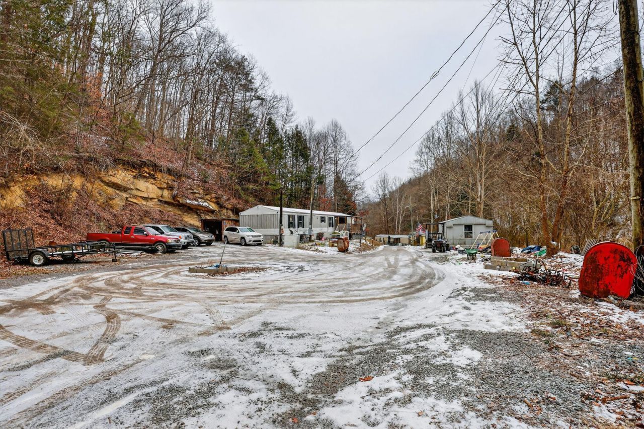 75 Billy G Hollow, Wallins, KY 40873 Main Photo