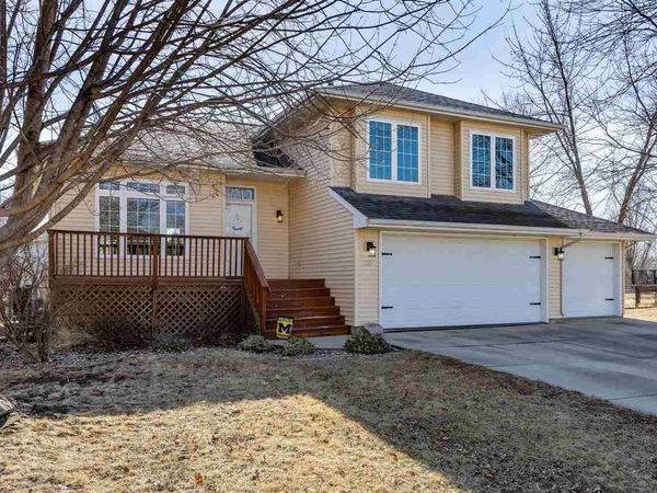 20 Penn Ridge Ct, North Liberty, IA 52317