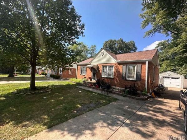 11 S Duchesne Drive, Florissant, MO 63031