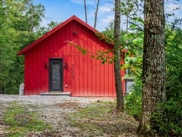 772 Chestnut Log Branch Road, Campton, KY 41301