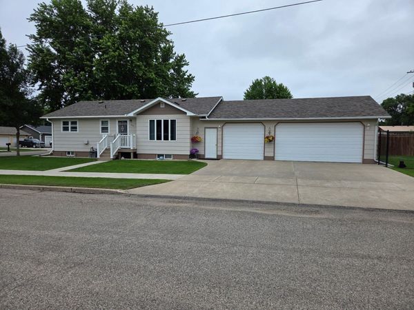 818 8th Street W, Mobridge, SD 57601