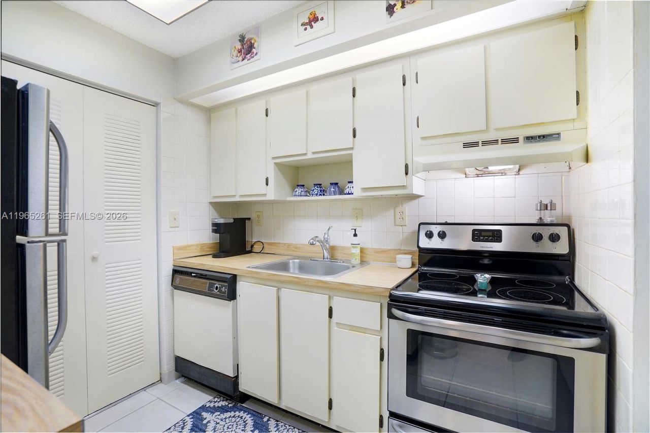 927 NE 199th St, Unit 104, Miami, FL 33179 Photo