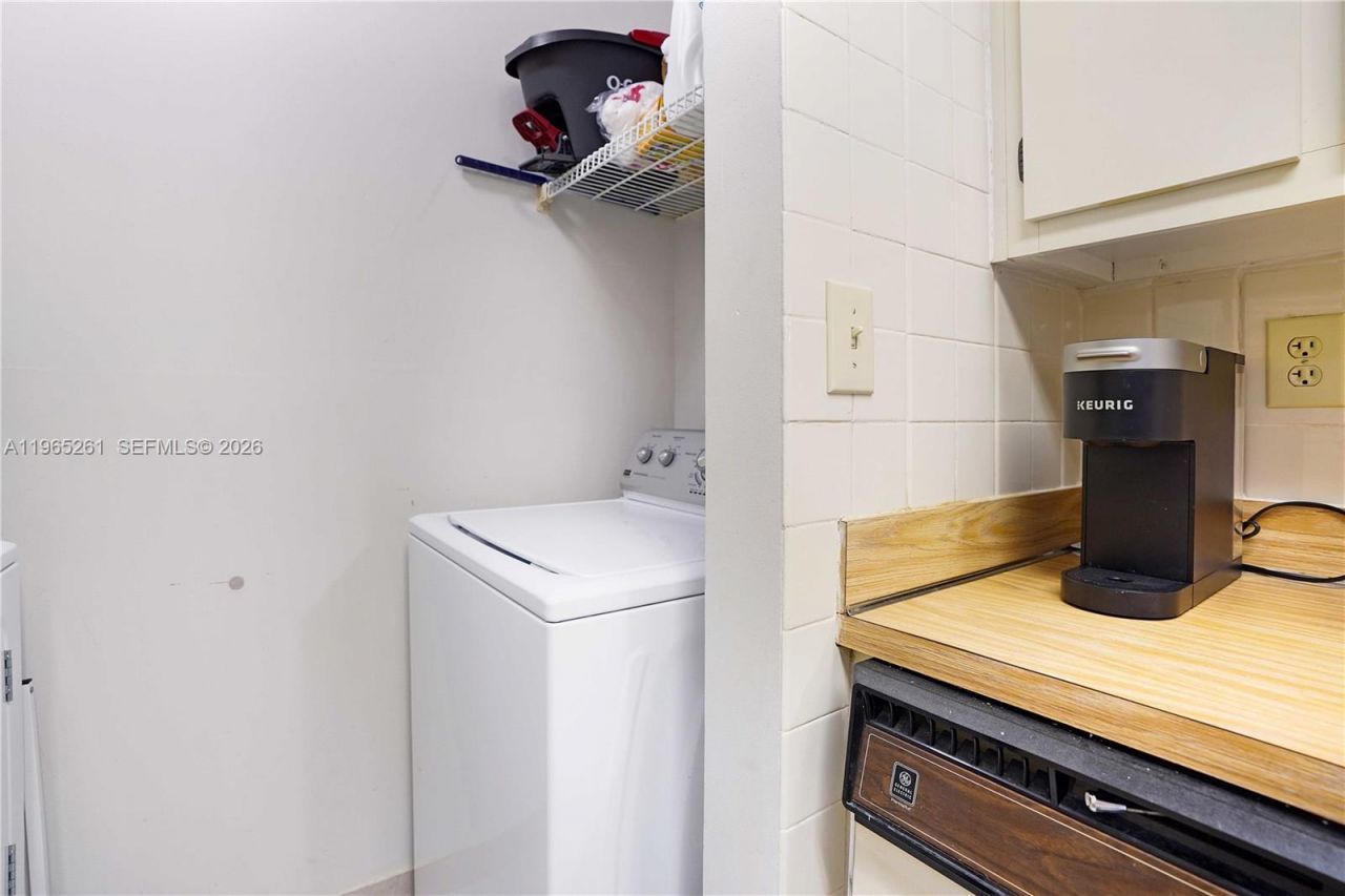 927 NE 199th St, Unit 104, Miami, FL 33179 Photo