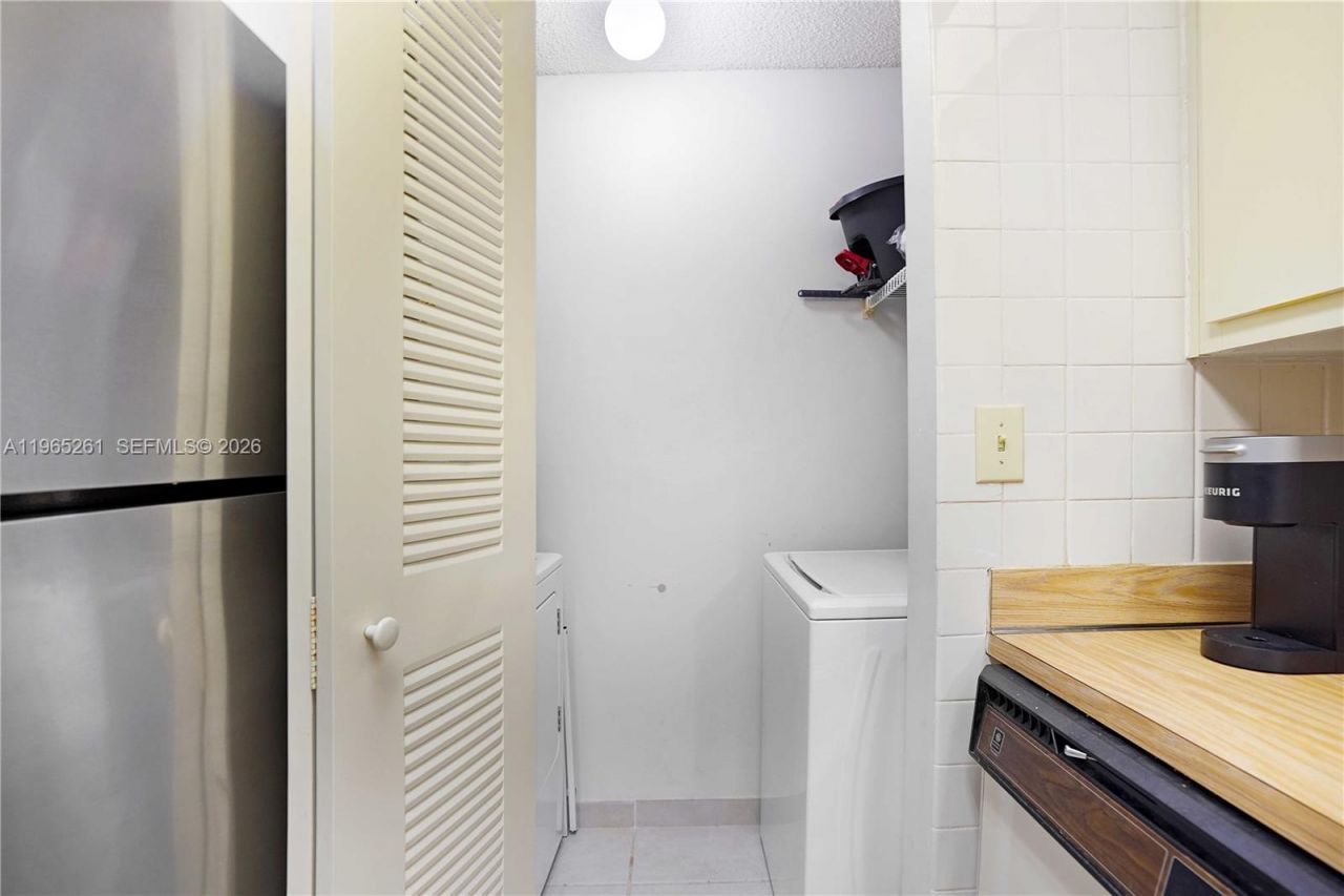 927 NE 199th St, Unit 104, Miami, FL 33179 Photo