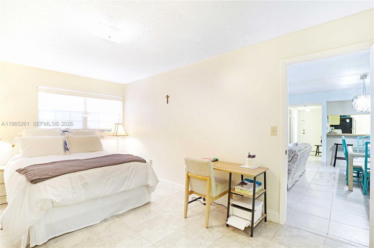 927 NE 199th St, Unit 104, Miami, FL 33179 Photo