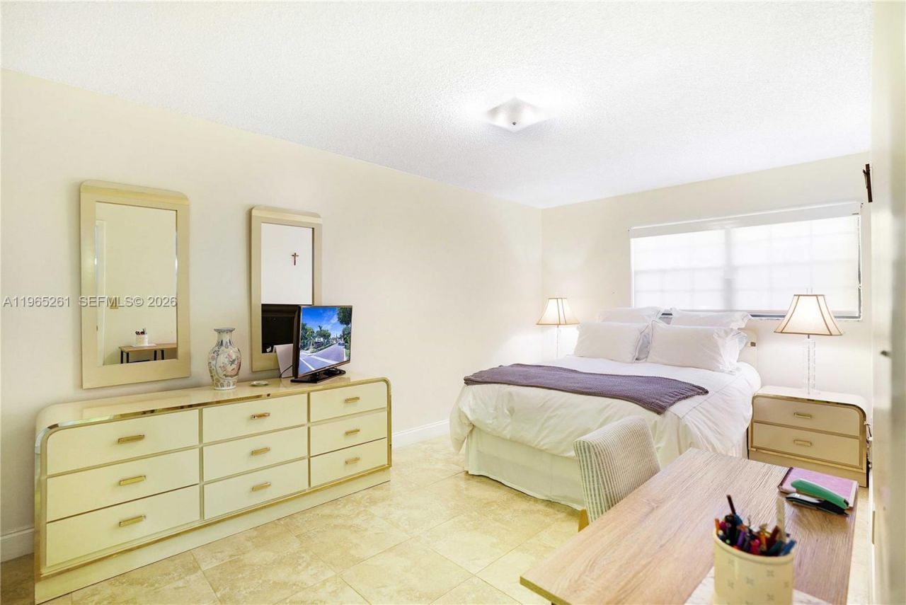 927 NE 199th St, Unit 104, Miami, FL 33179 Photo