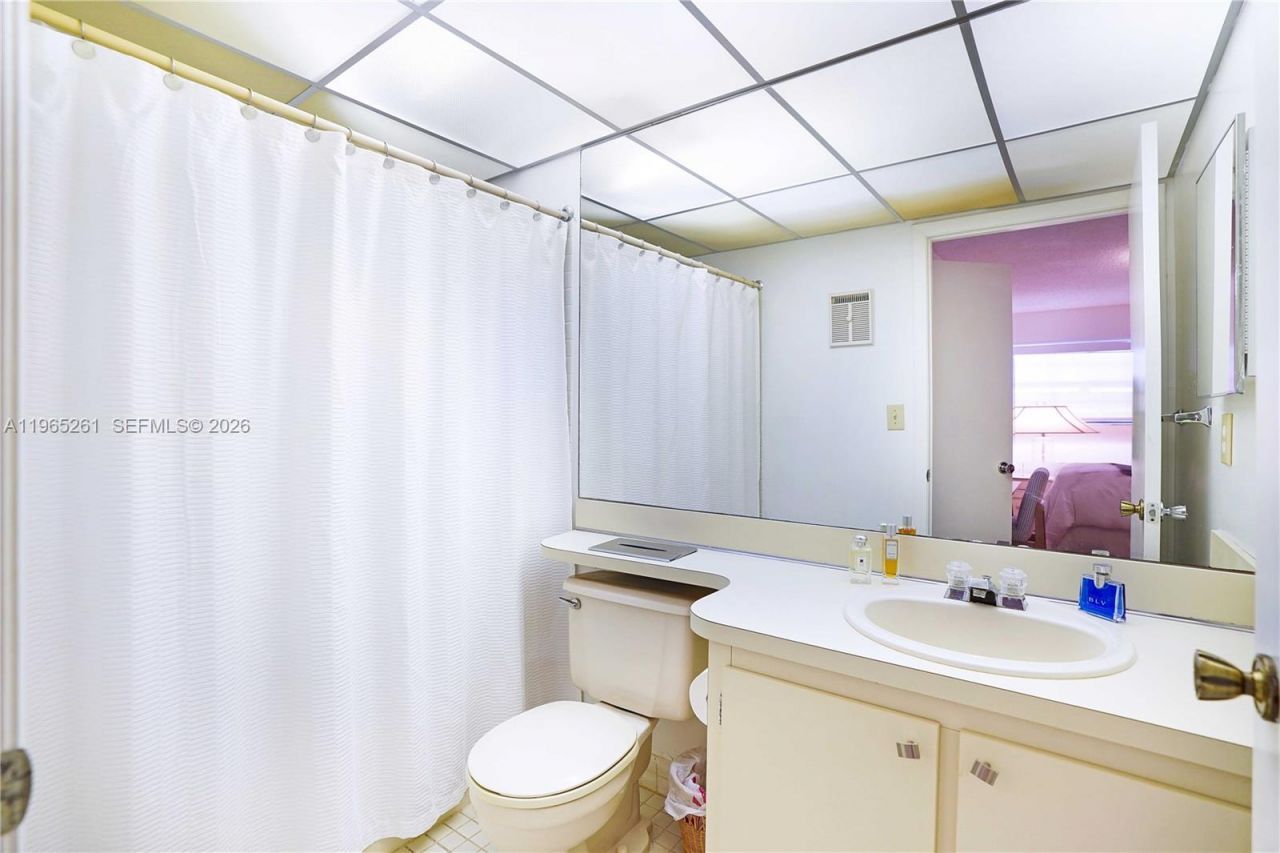 927 NE 199th St, Unit 104, Miami, FL 33179 Photo