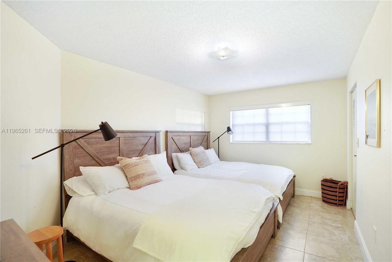 927 NE 199th St, Unit 104, Miami, FL 33179 Photo