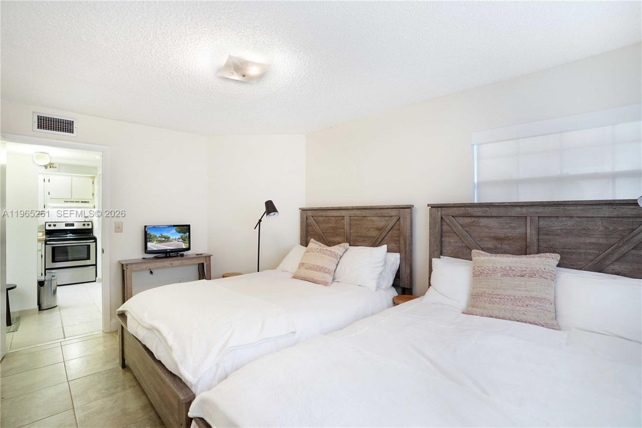 927 NE 199th St, Unit 104, Miami, FL 33179 Photo