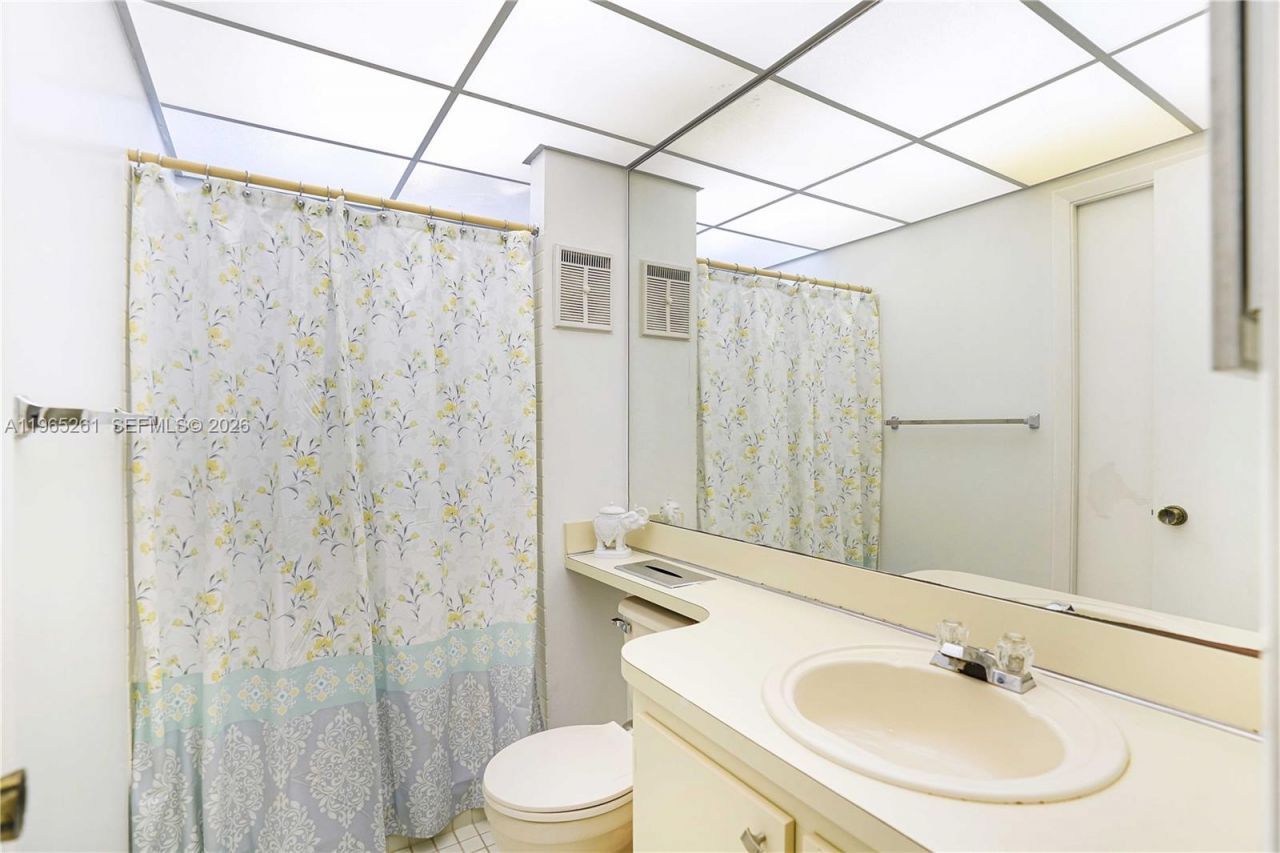 927 NE 199th St, Unit 104, Miami, FL 33179 Photo