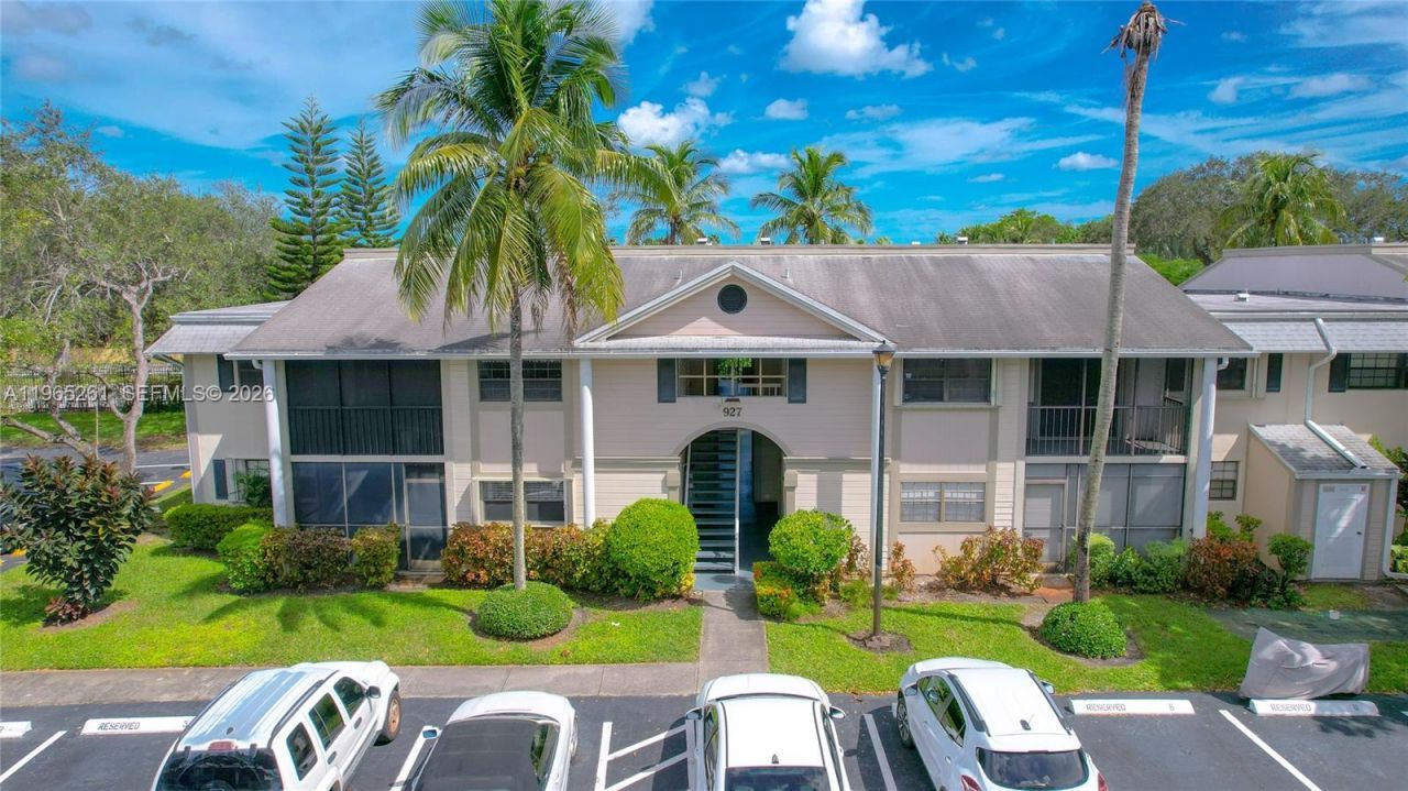 927 NE 199th St, Unit 104, Miami, FL 33179 Photo