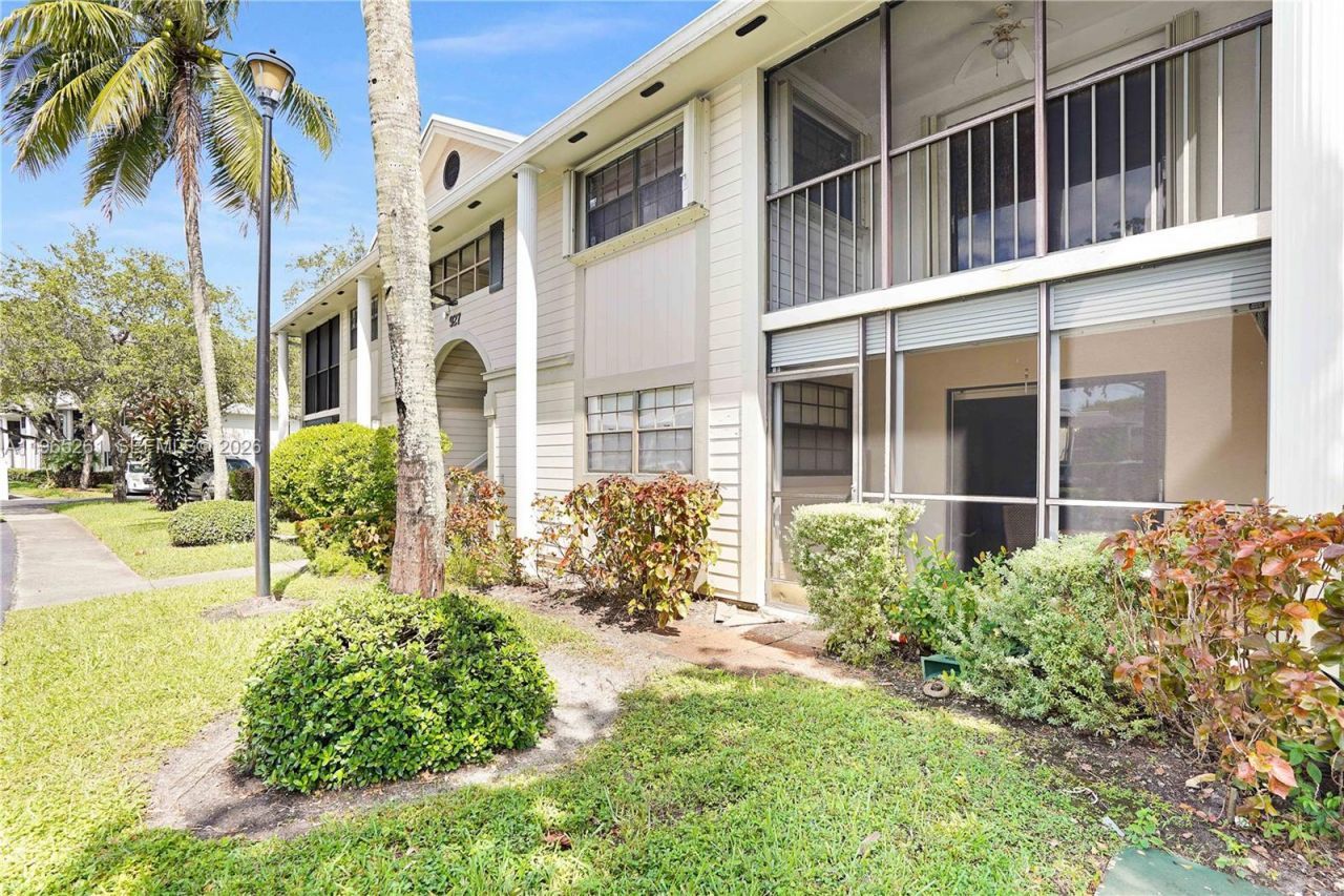 927 NE 199th St, Unit 104, Miami, FL 33179 Photo