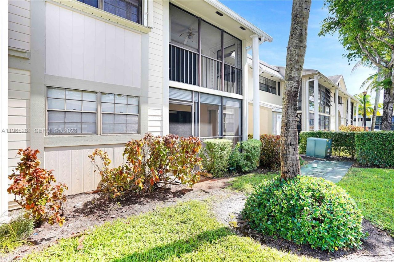 927 NE 199th St, Unit 104, Miami, FL 33179 Photo