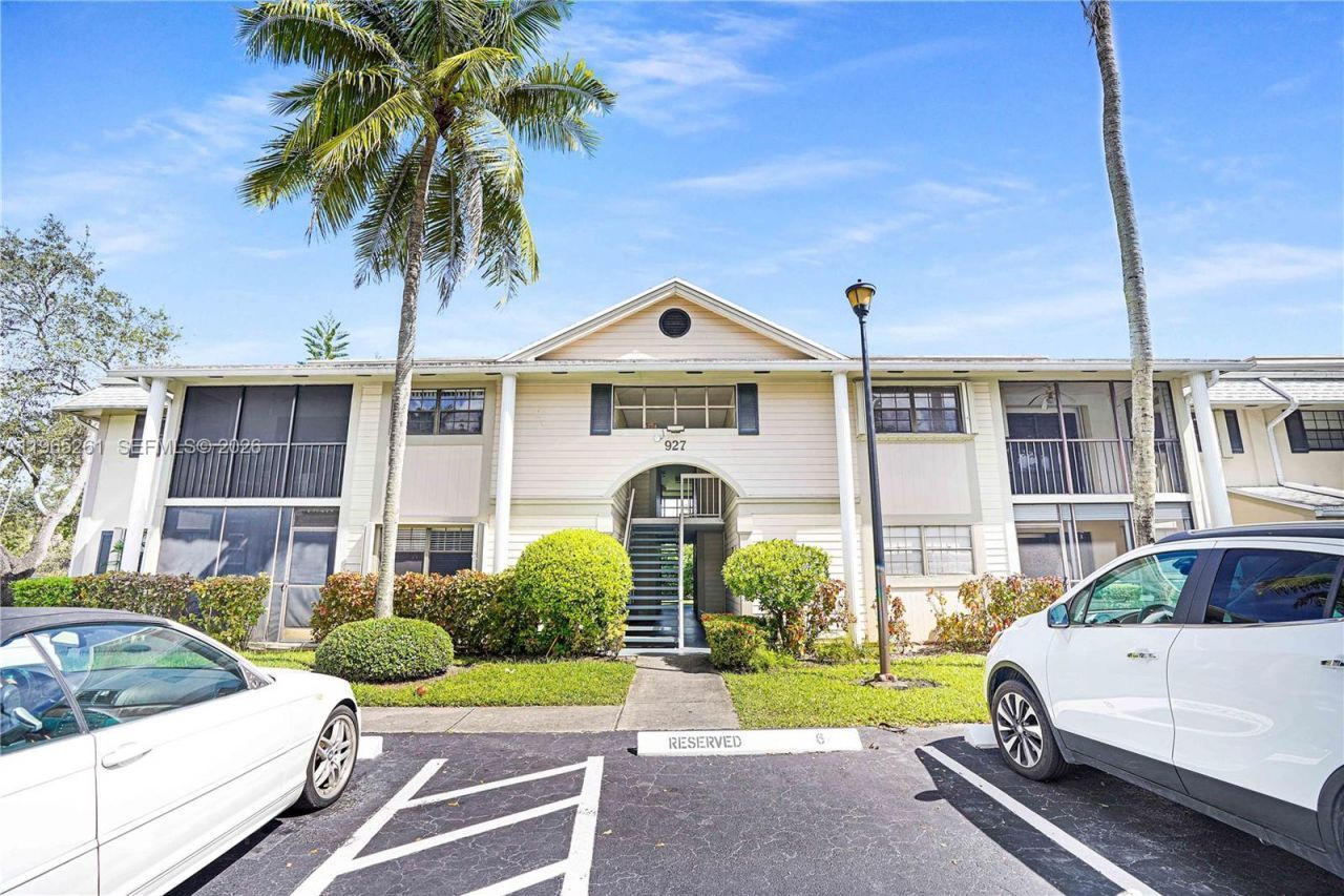 927 NE 199th St, Unit 104, Miami, FL 33179 Photo