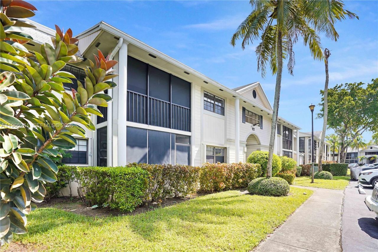 927 NE 199th St, Unit 104, Miami, FL 33179 Photo