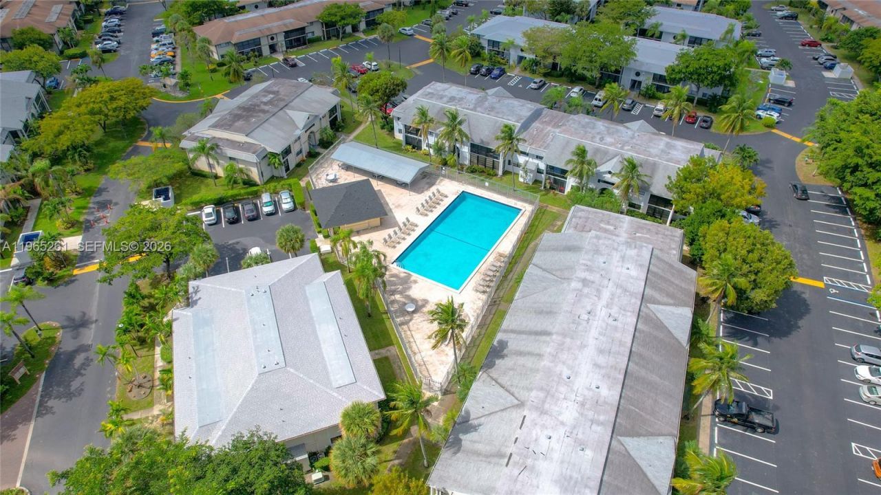 927 NE 199th St, Unit 104, Miami, FL 33179 Photo