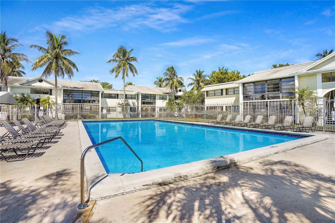 927 NE 199th St, Unit 104, Miami, FL 33179 Photo