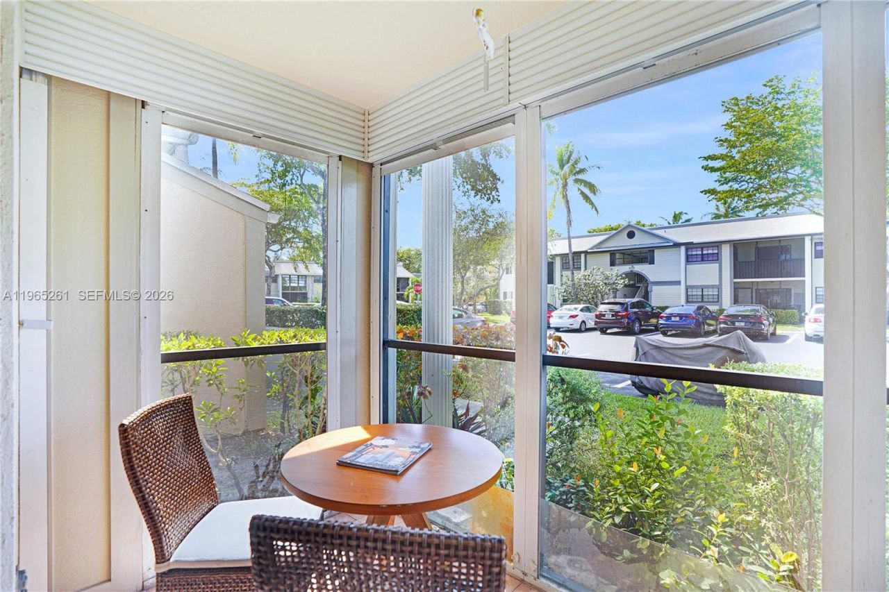 927 NE 199th St, Unit 104, Miami, FL 33179 Photo