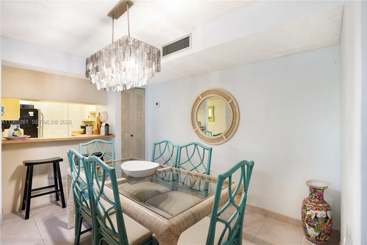 927 NE 199th St, Unit 104, Miami, FL 33179 Photo