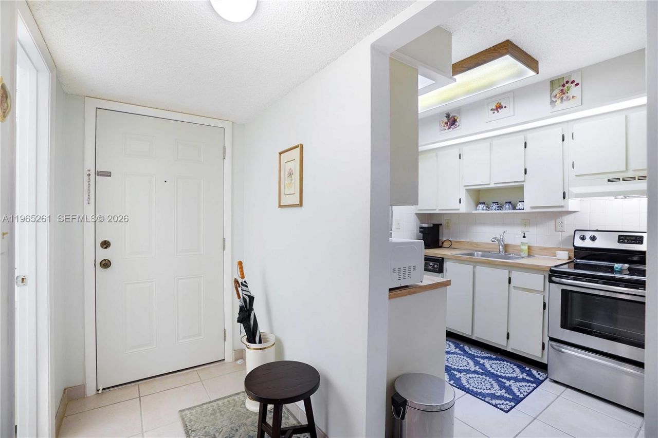 927 NE 199th St, Unit 104, Miami, FL 33179 Photo