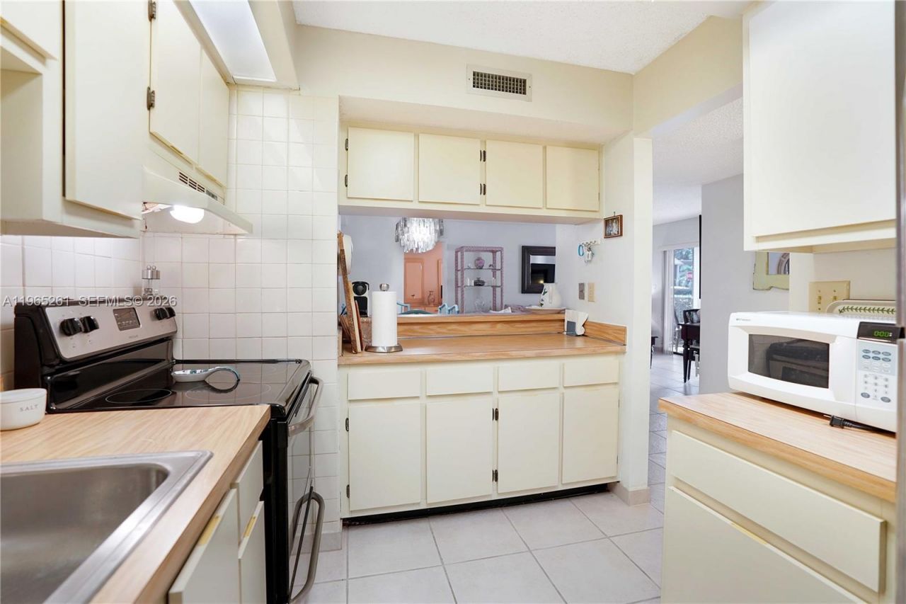 927 NE 199th St, Unit 104, Miami, FL 33179 Photo