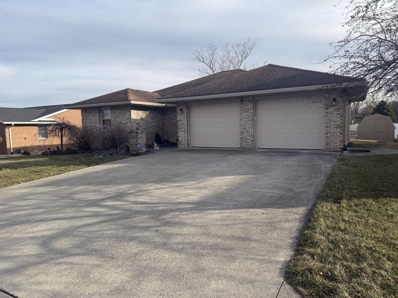 821 Helen Drive, Wapakoneta, OH 45895 Photo 2