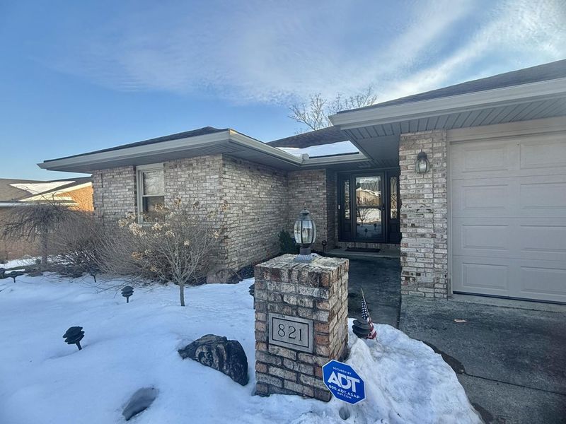 821 Helen Drive, Wapakoneta, OH 45895 Photo 3