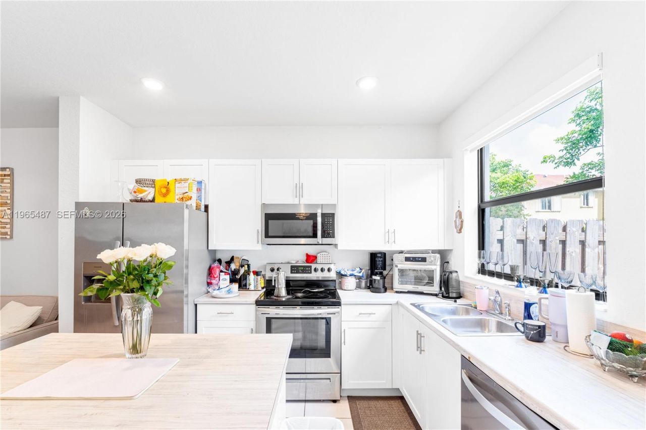 817 NE 211th St, Miami, FL 33179 Photo